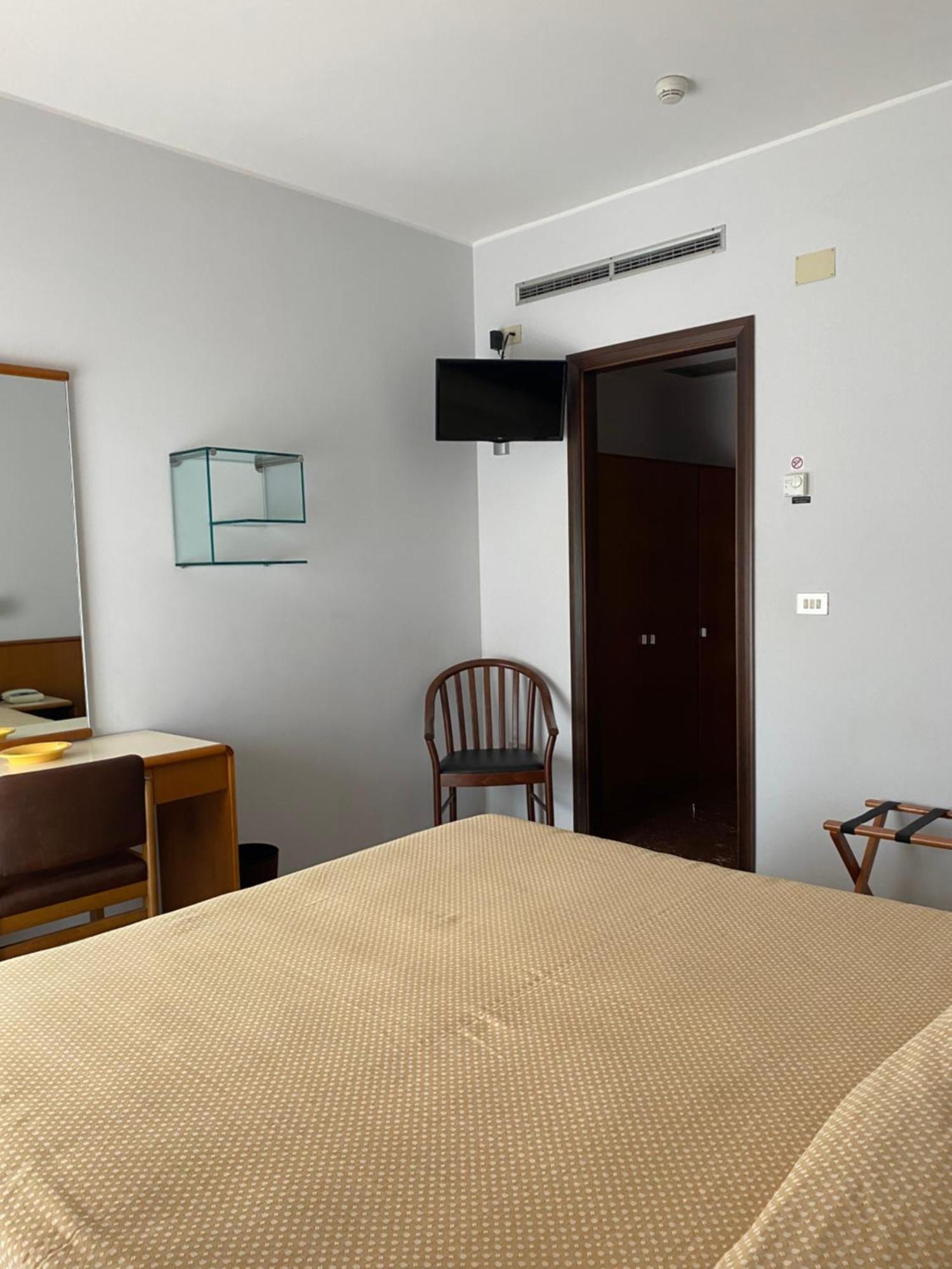 Hotel Astoria Pineto Exterior photo